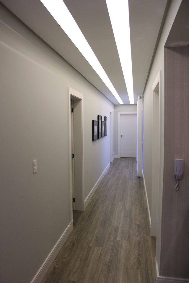 Подсветка в виде линий в коридоре