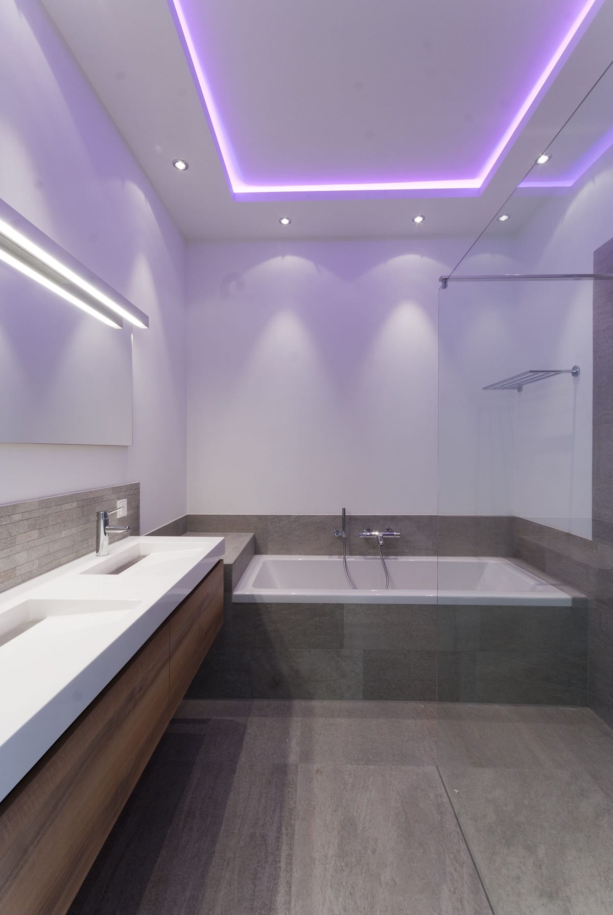 Светодиодное освещение потолка в ванной