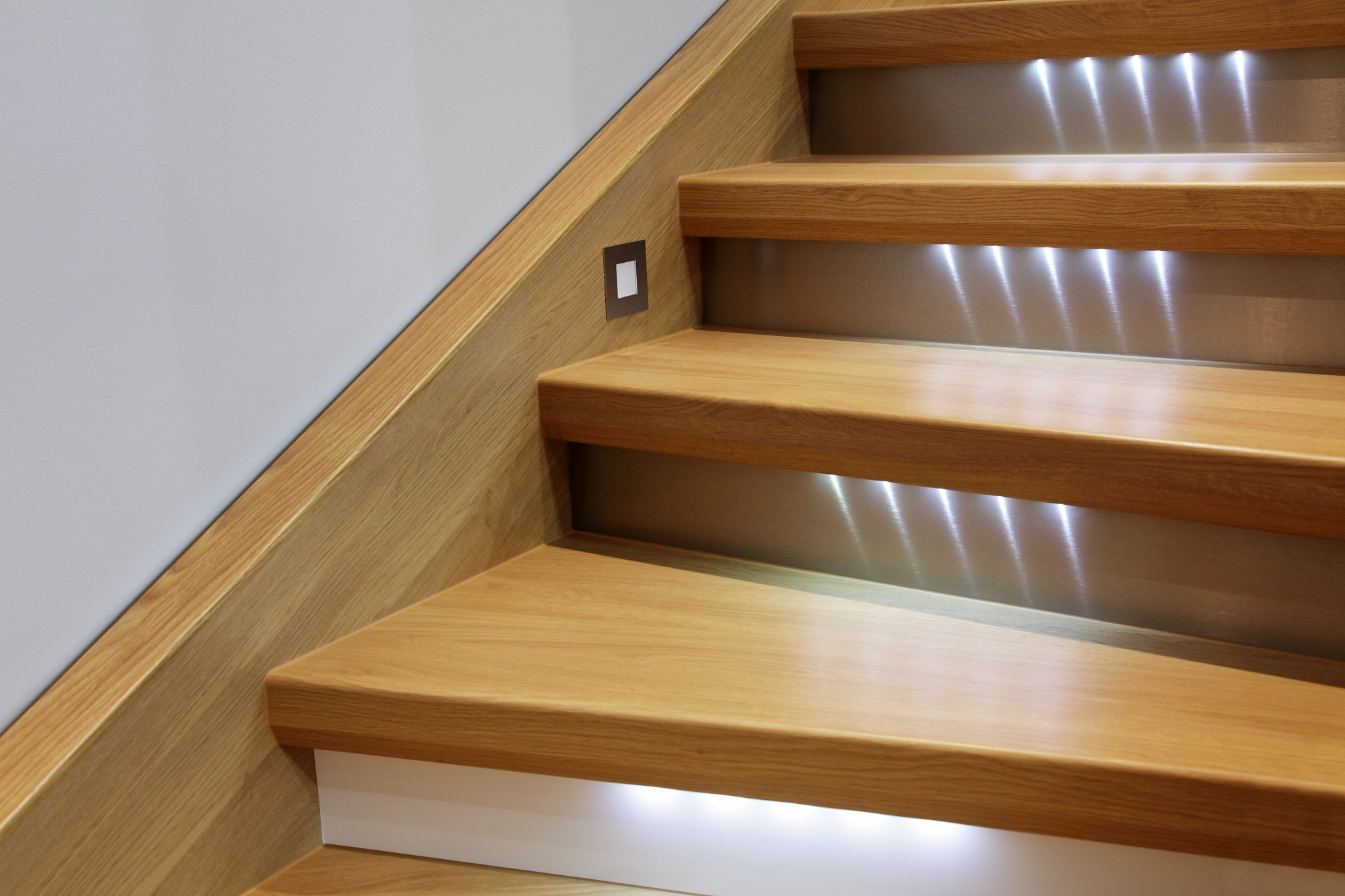 Светодиодные светильники для лестницы и подсветки ступеней в доме