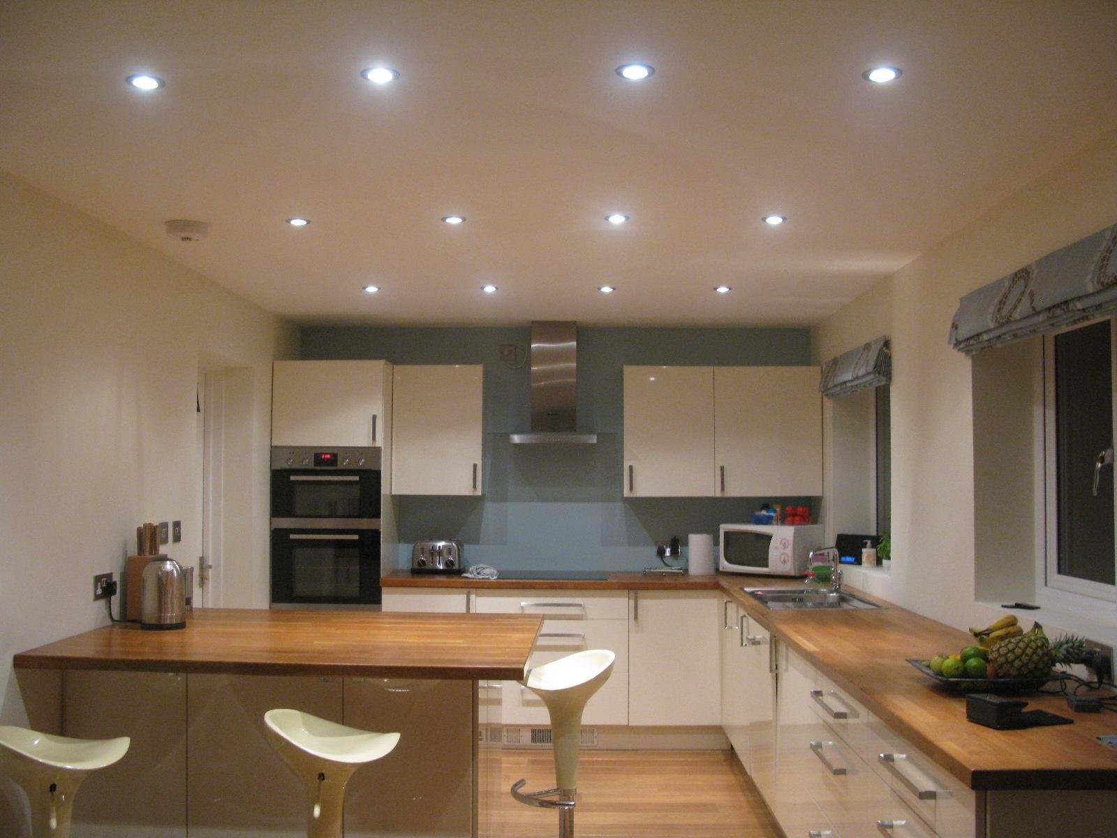 Точечное освещение натяжных потолков на кухне