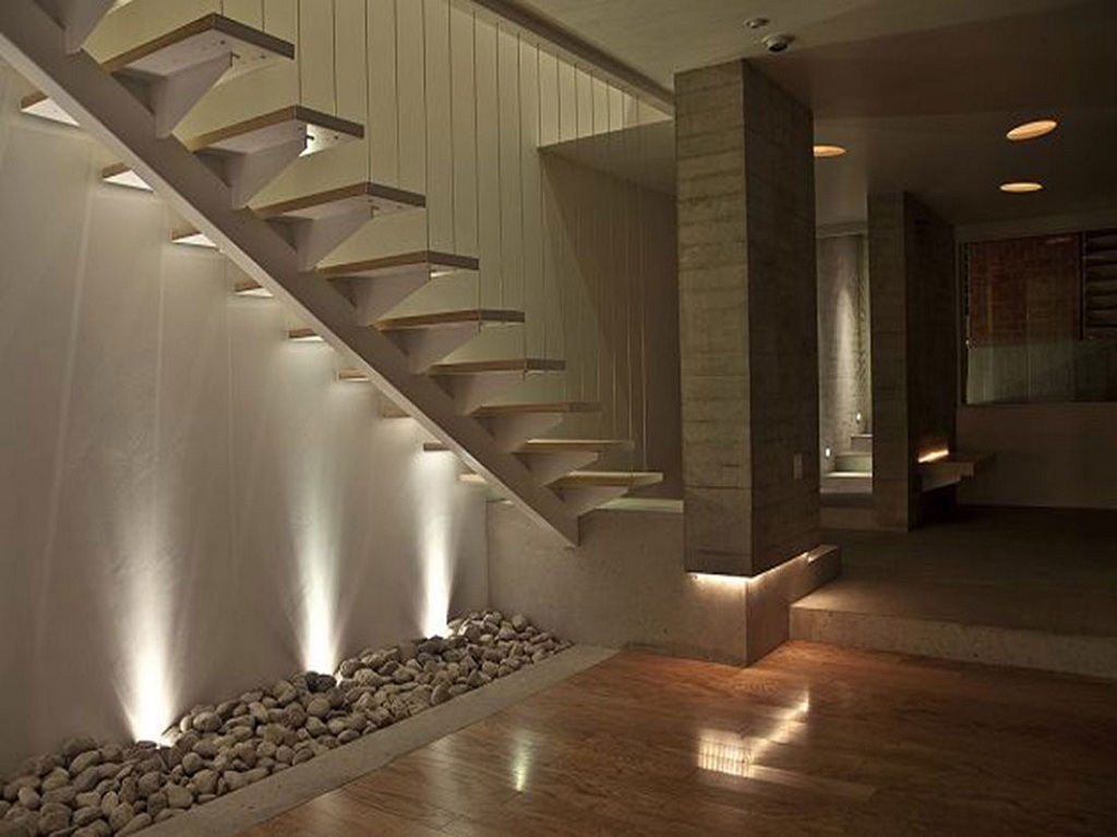 Точечные светильники для лестниц в доме