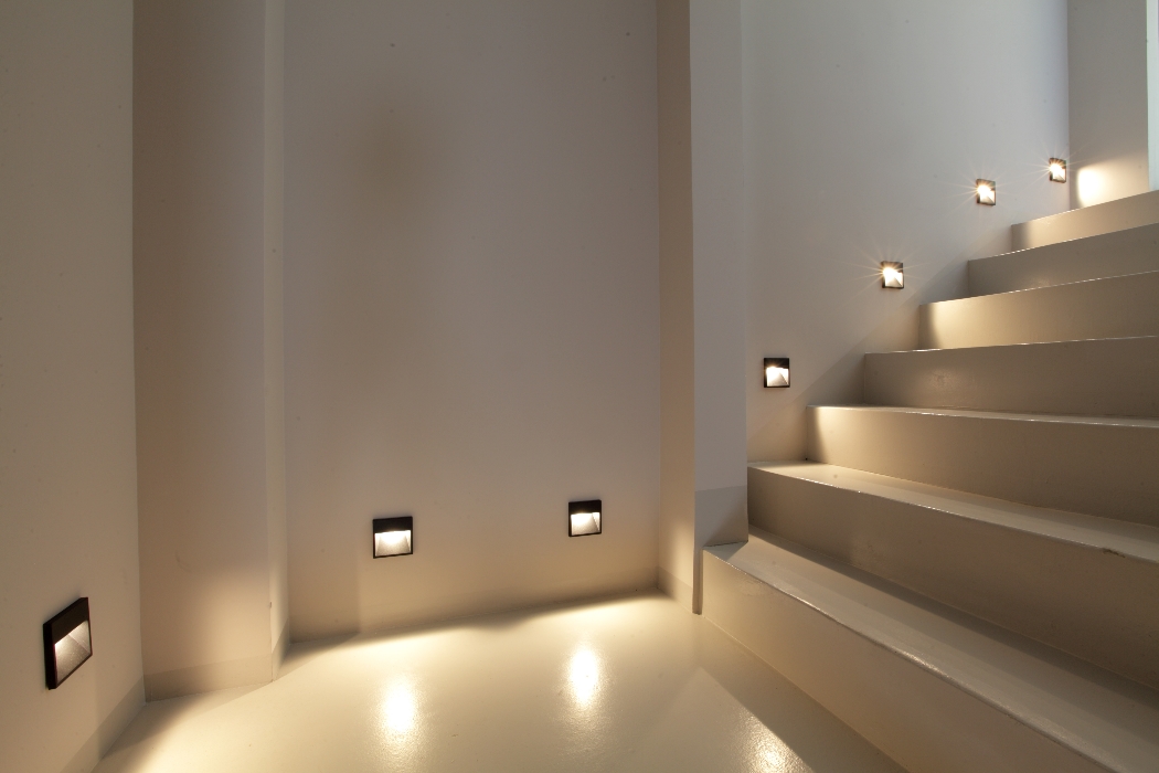 Точечные светильники для освещения лестницы в доме