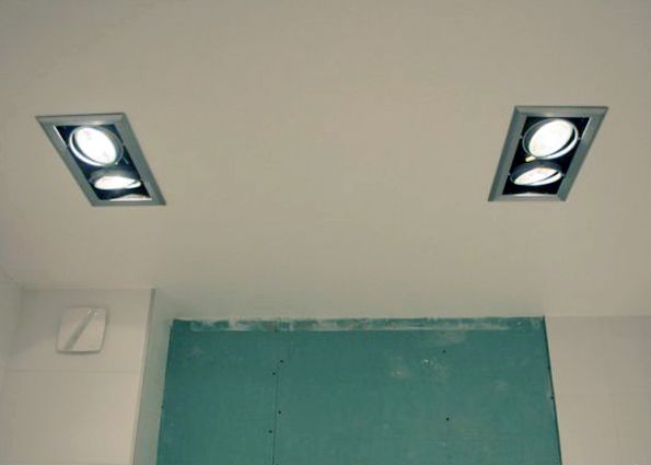 Как установить карданный светильник в потолок