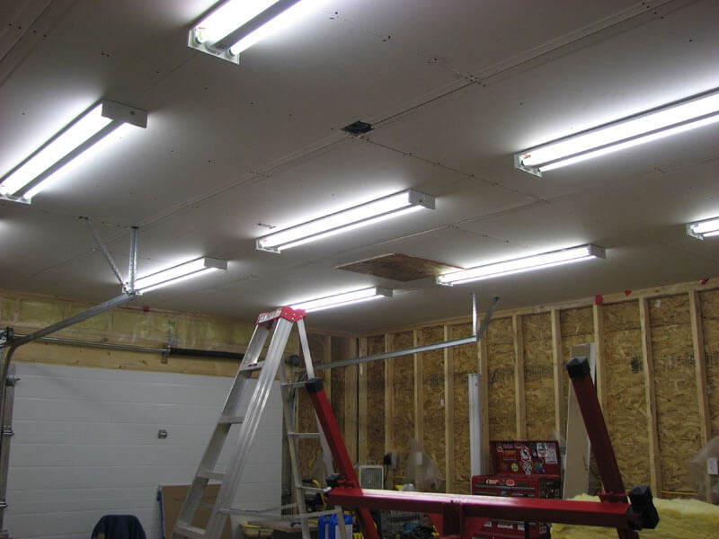 Люминесцентные лампы для освещения гаража